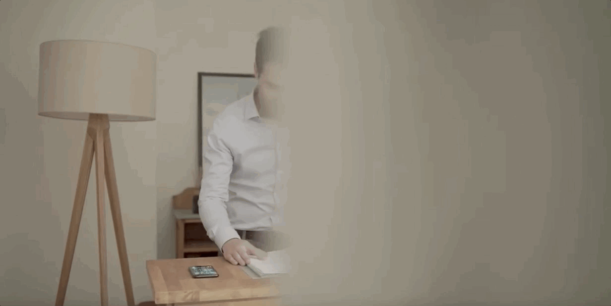رجل يستخدم التعرف على الإيماءات للتحكم في إنترنت الأشياء