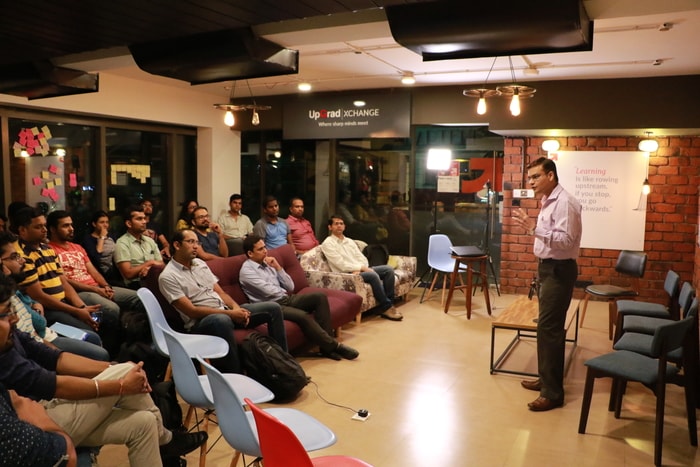 UpGRadXchangeでのパネルディスカッションの参加者に製品管理を紹介するPavanSoni博士